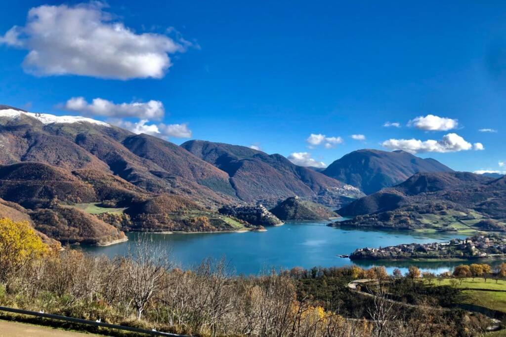 Stanza Con Terrazzo Vista Lago - Lakeholiday Castel di Tora Eksteriør bilde