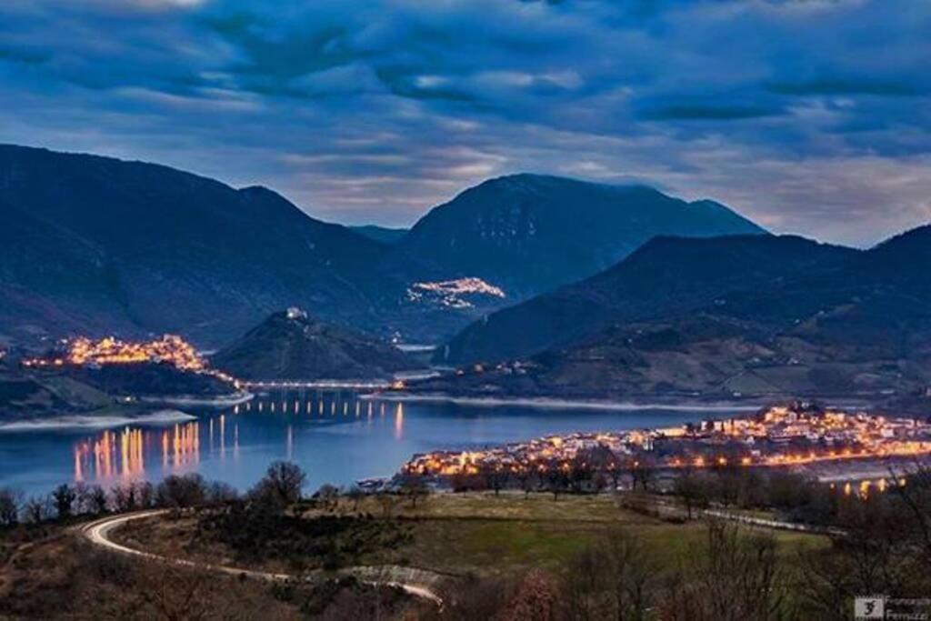 Stanza Con Terrazzo Vista Lago - Lakeholiday Castel di Tora Eksteriør bilde