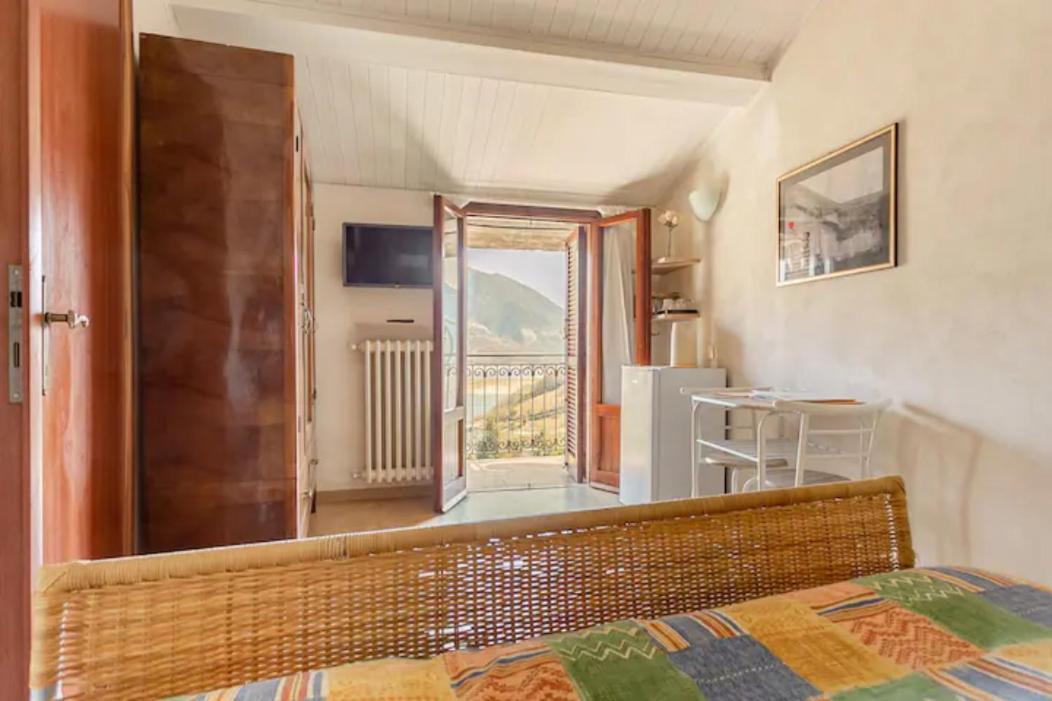 Stanza Con Terrazzo Vista Lago - Lakeholiday Castel di Tora Eksteriør bilde